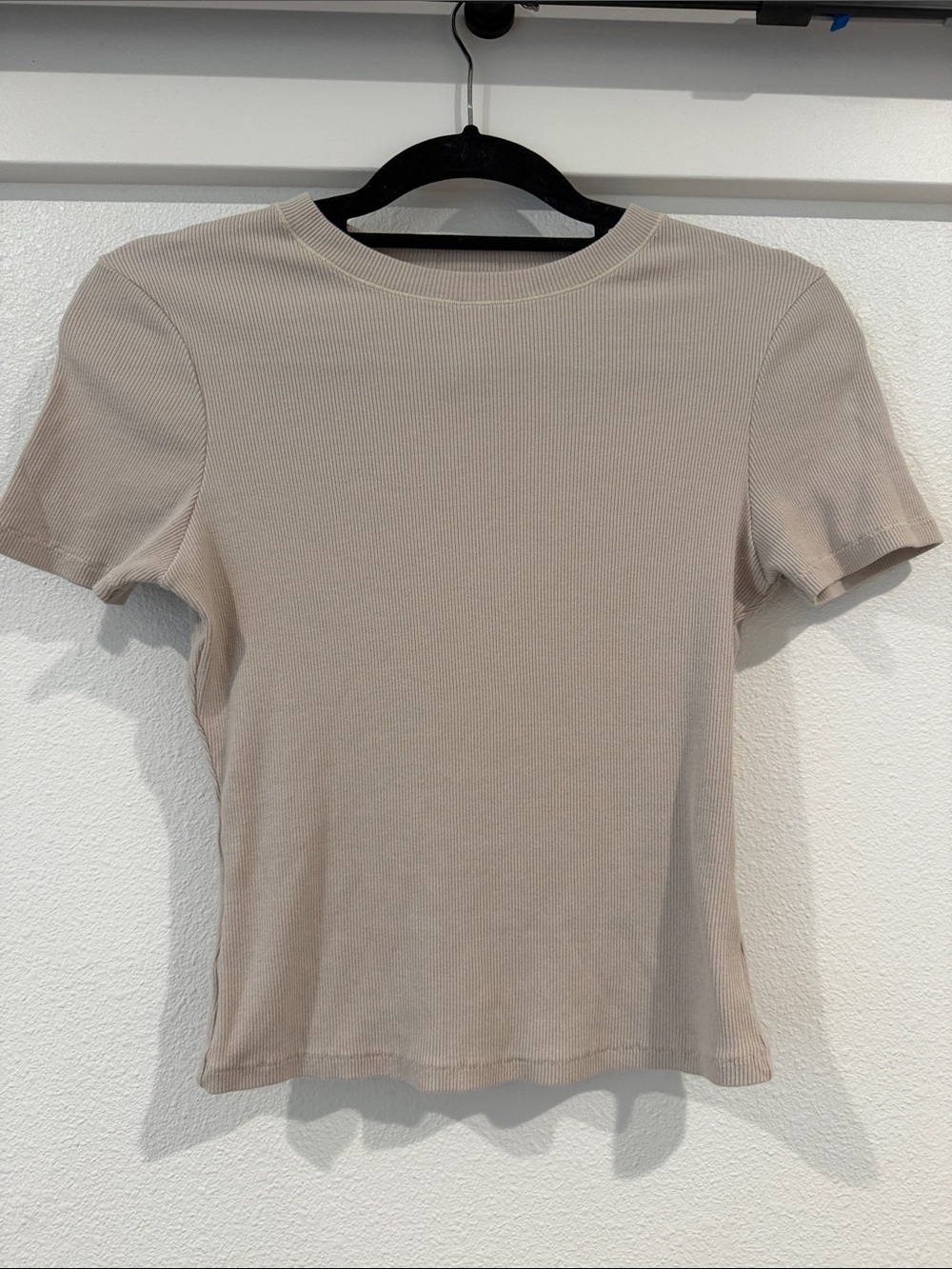 SKIMS Ribbed Short Sleeve Tee in Light Taupe